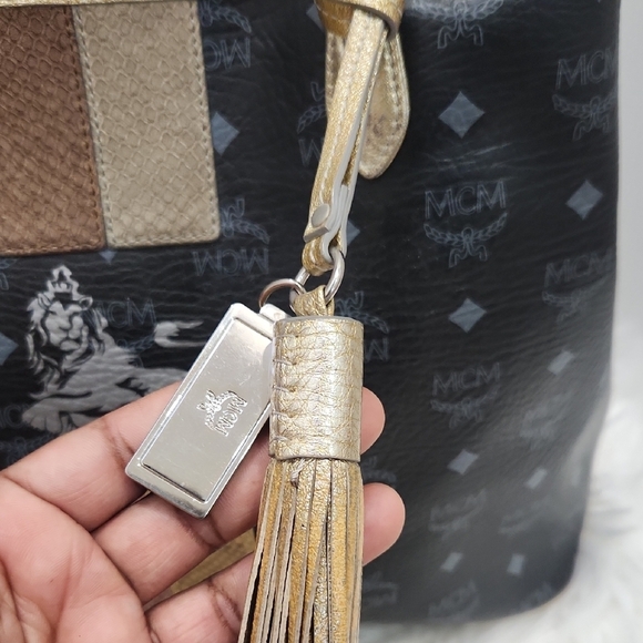 🔹️MCM 🔹️Black Princess Lion Tote Bag With Mcm Tassle Bag Charm - Picture 3 of 14